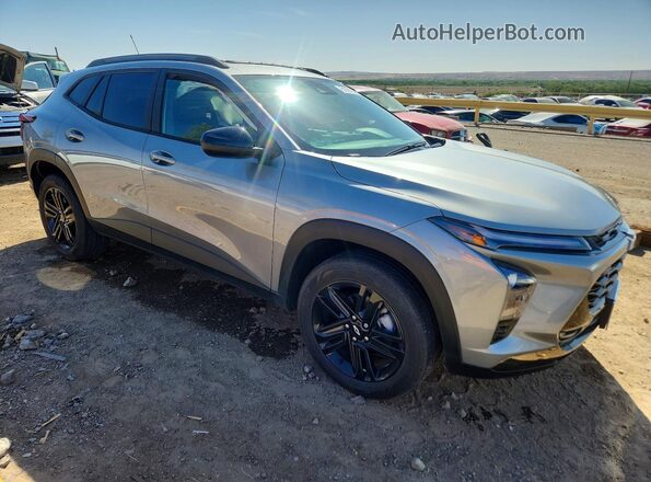 KL77LKE22RC167352 2024 CHEVROLET TRAX Серебряный Передняя правая четверть