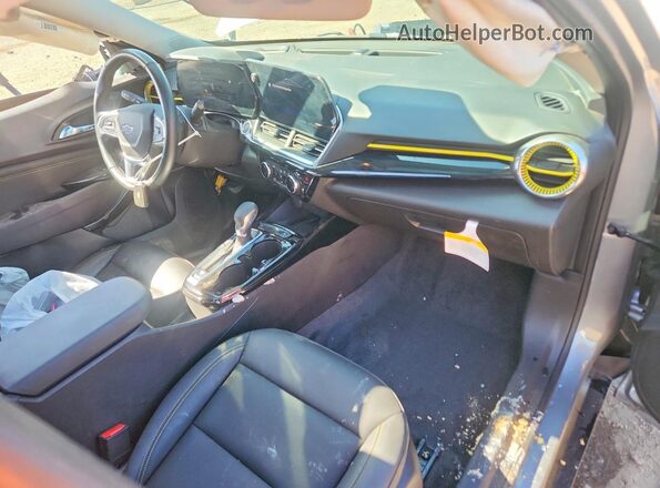 KL77LKE22RC167352 2024 CHEVROLET TRAX Серебряный Вид панели приборов