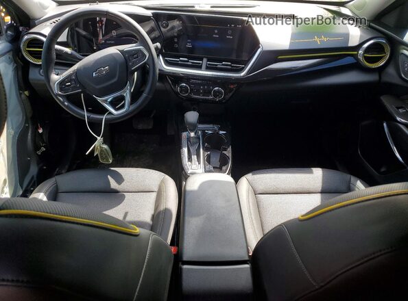 KL77LKE27RC022470 2024 CHEVROLET TRAX Серый Вид панели приборов