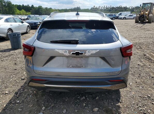 KL77LKE27RC022470 2024 CHEVROLET TRAX Серый Вид сзади