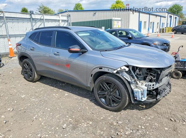 KL77LKE27RC022470 2024 CHEVROLET TRAX Серый Передняя правая четверть