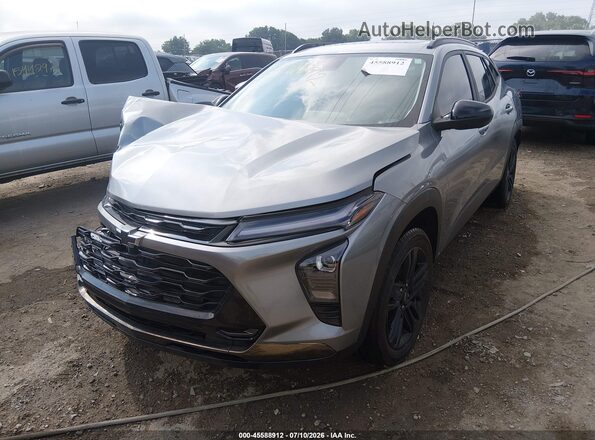 KL77LKE28RC050732 2024 CHEVROLET TRAX Silver Vista tres cuartos delantera izquierda