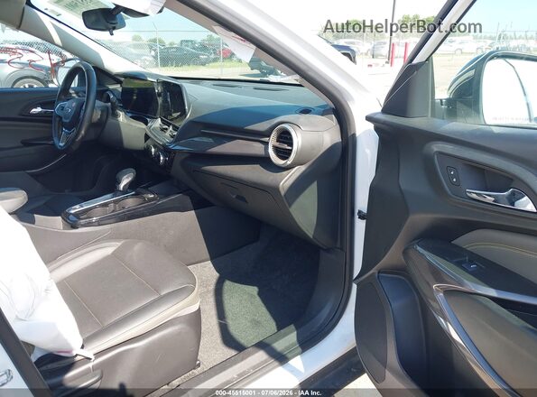 KL77LKE28RC171535 2024 CHEVROLET TRAX White Widok wnętrza z przodu