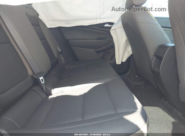 KL77LKE28RC171535 2024 CHEVROLET TRAX White Widok naklejki z numerem VIN