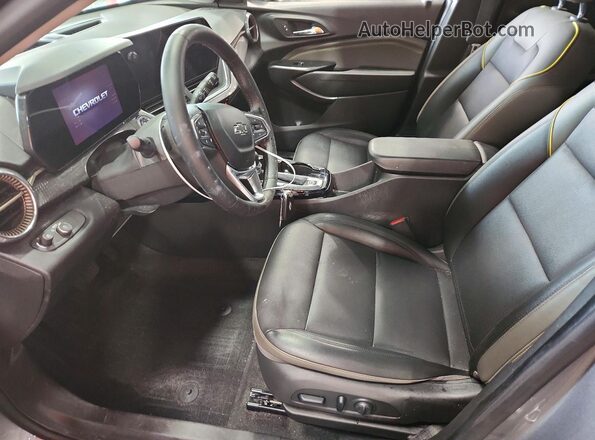 KL77LKE29RC228633 2024 CHEVROLET TRAX Silver წინა სალონის ხედი