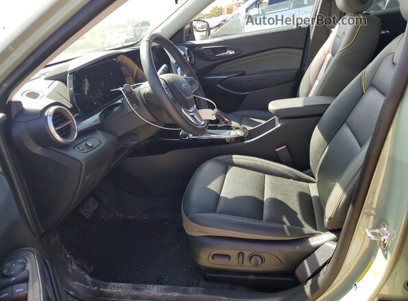 KL77LKEP0SC340190 2025 CHEVROLET TRAX Green Widok wnętrza z przodu