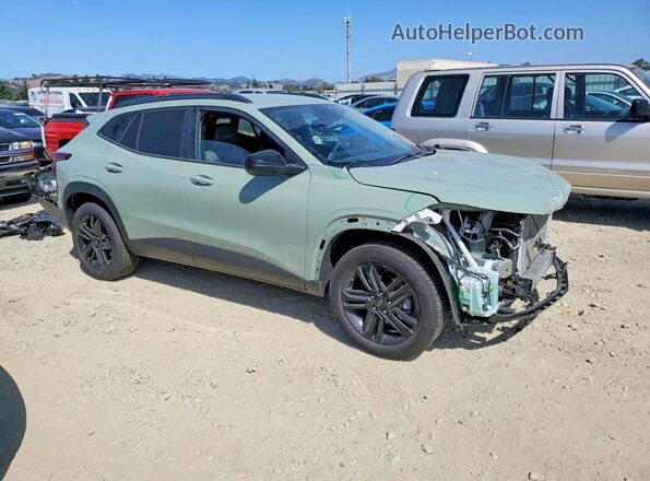 KL77LKEP0SC340190 2025 CHEVROLET TRAX Green Przód prawy