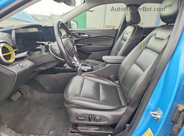 KL77LKEP1SC125224 2025 CHEVROLET TRAX Синий Вид салона спереди