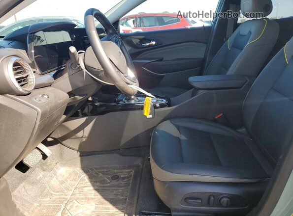 KL77LKEP1SC210399 2025 CHEVROLET TRAX Green Вид салону спереду