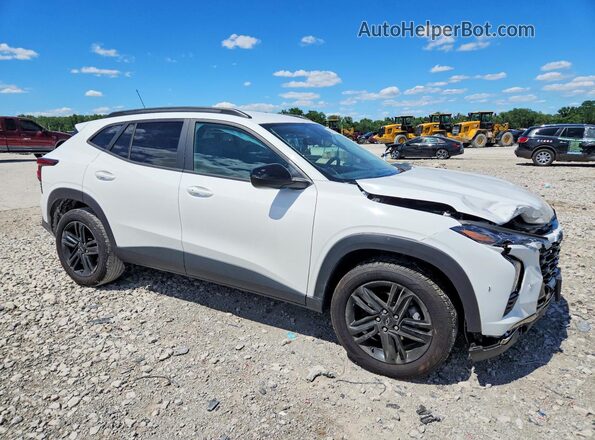 KL77LKEP2SC082979 2025 CHEVROLET TRAX White Передня права чверть