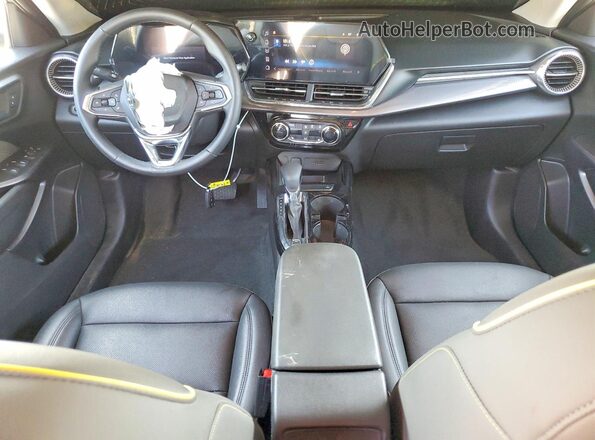 KL77LKEP3SC103547 2025 CHEVROLET TRAX Серебряный Вид панели приборов