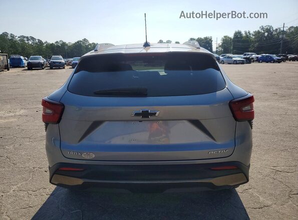 KL77LKEP3SC103547 2025 CHEVROLET TRAX Серебряный Вид сзади