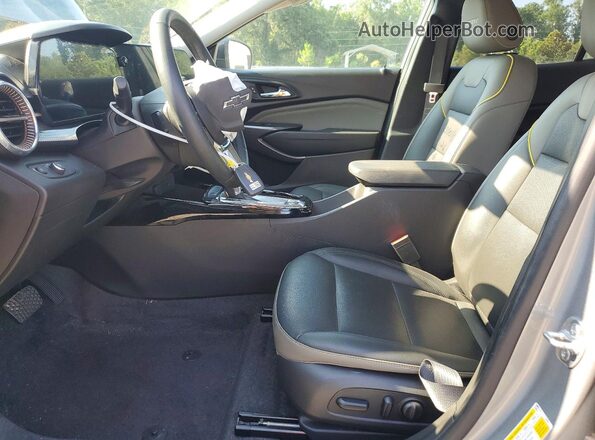 KL77LKEP3SC103547 2025 CHEVROLET TRAX Серебряный Вид салона спереди