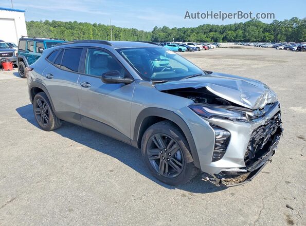 KL77LKEP3SC103547 2025 CHEVROLET TRAX Серебряный Передняя правая четверть