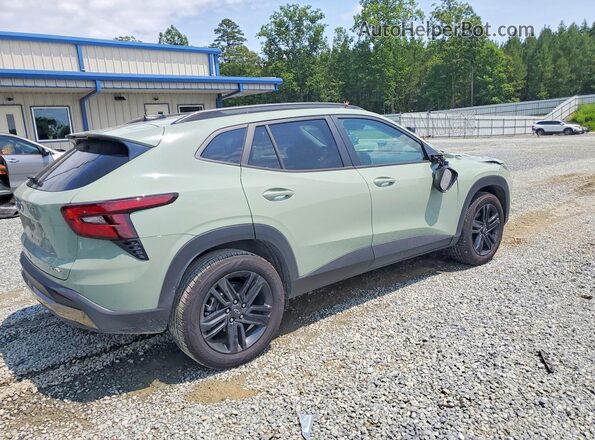 KL77LKEP3SC251942 2025 CHEVROLET TRAX Green Trasero derecho