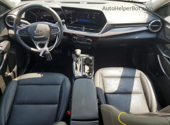 KL77LKEP3SC251942 2025 CHEVROLET TRAX Green Vista del salpicadero