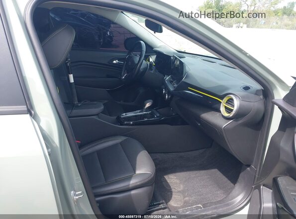 KL77LKEP4SC003120 2025 CHEVROLET TRAX Green Вид салону спереду