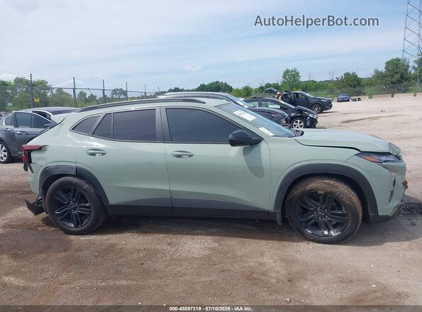 KL77LKEP4SC003120 2025 CHEVROLET TRAX Green Вид задньої частини салону