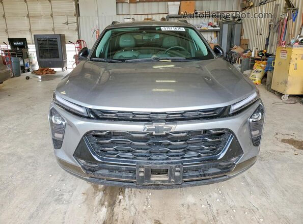 KL77LKEP5SC066307 2025 CHEVROLET TRAX Серебряный Вид спереди
