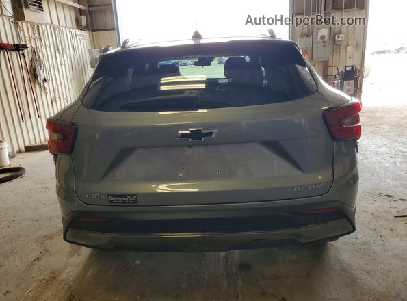 KL77LKEP5SC066307 2025 CHEVROLET TRAX Серебряный Вид сзади