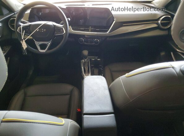 KL77LKEP5SC066307 2025 CHEVROLET TRAX Серебряный Вид панели приборов