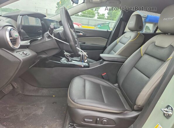 KL77LKEP5SC341223 2025 CHEVROLET TRAX Green წინა სალონის ხედი