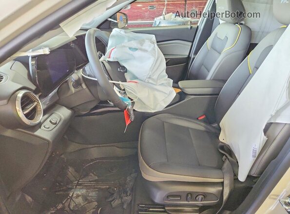 KL77LKEP6TC113376 2026 CHEVROLET TRAX Cream Вид салону спереду