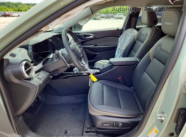 KL77LKEP6TC124250 2026 CHEVROLET TRAX Green წინა სალონის ხედი