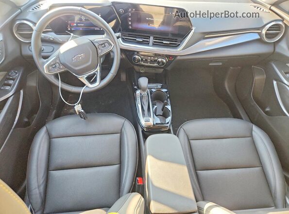 KL77LKEP8SC077723 2025 CHEVROLET TRAX Blue Vista del salpicadero