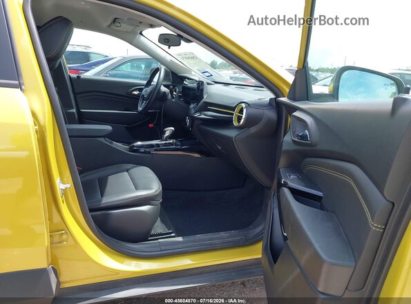 KL77LKEP8SC101504 2025 CHEVROLET TRAX Желтый Вид салона спереди