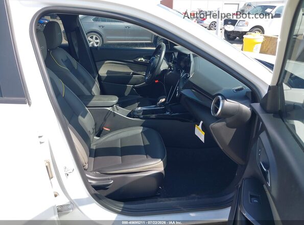 KL77LKEP8SC120666 2025 CHEVROLET TRAX Белый Вид салона спереди