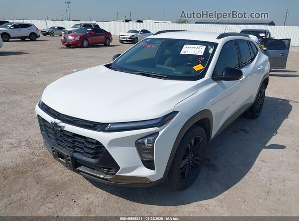 KL77LKEP8SC120666 2025 CHEVROLET TRAX Белый Передняя левая четверть