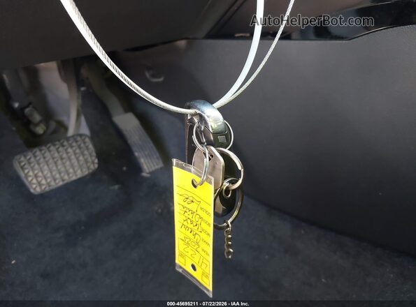 KL77LKEP8SC120666 2025 CHEVROLET TRAX Белый Вид панели приборов