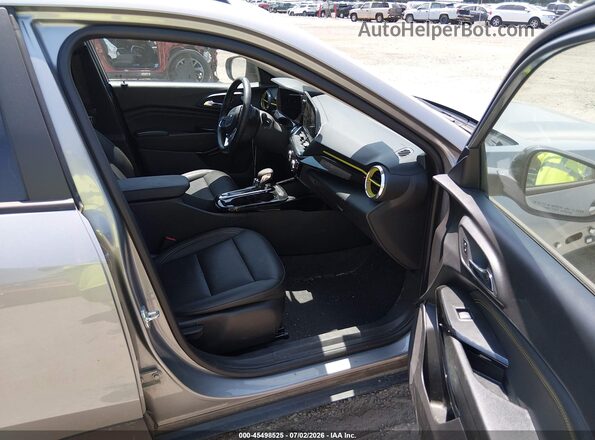 KL77LKEP8SC138942 2025 CHEVROLET TRAX Silver Widok wnętrza z przodu