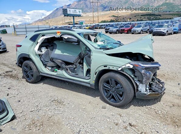 KL77LKEP8SC215521 2025 CHEVROLET TRAX Green Przód prawy