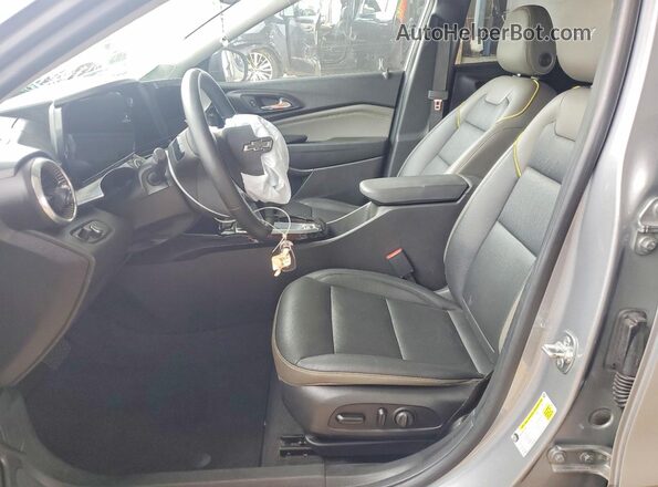 KL77LKEP8TC000402 2026 CHEVROLET TRAX Silver Սալոնի դիմացի տեսք