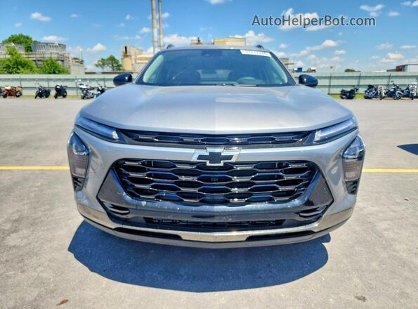 KL77LKEP8TC099223 2026 CHEVROLET TRAX Silver Front view