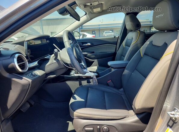 KL77LKEP8TC099223 2026 CHEVROLET TRAX Silver Front interior view