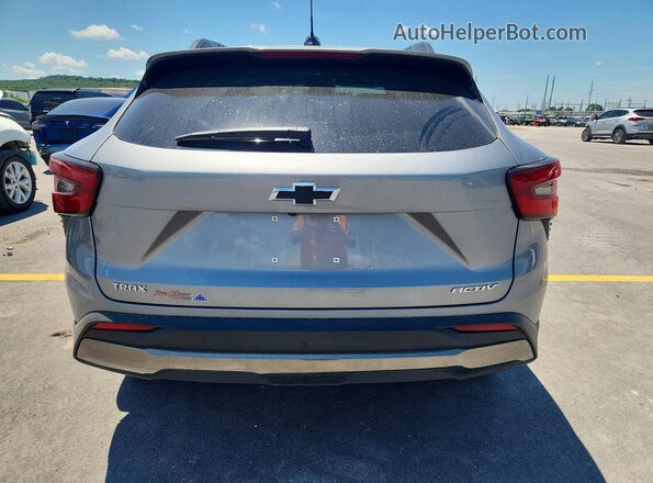 KL77LKEP8TC099223 2026 CHEVROLET TRAX Silver Rear view