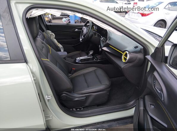 KL77LKEP9SC027123 2025 CHEVROLET TRAX Зеленый Вид салона спереди