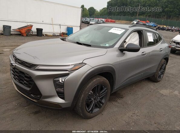 KL77LKEP9SC056525 2025 CHEVROLET TRAX Gray Vista tres cuartos delantera izquierda