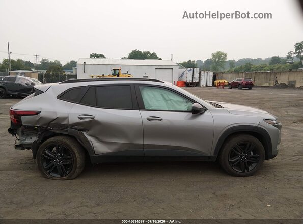 KL77LKEP9SC056525 2025 CHEVROLET TRAX Gray Vista interior trasera