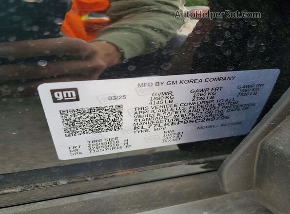 KL77LKEP9SC269796 2025 CHEVROLET TRAX Black Widok naklejki z numerem VIN