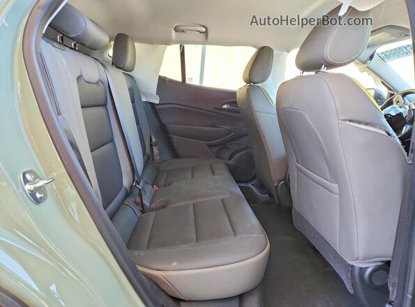 KL77LKEP9TC071947 2026 CHEVROLET TRAX Green უკანა სალონის ხედი