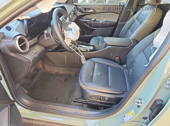 KL77LKEP9TC071947 2026 CHEVROLET TRAX Green წინა სალონის ხედი