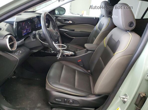 KL77LKEPXSC103111 2025 CHEVROLET TRAX Green Вид салону спереду