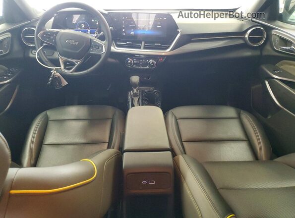 KL77LKEPXSC103111 2025 CHEVROLET TRAX Green Вид панелі приладів