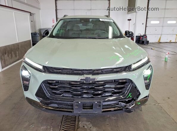 KL77LKEPXSC103111 2025 CHEVROLET TRAX Green Вид спереду