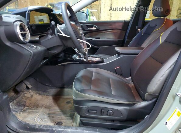 KL77LKEPXSC208215 2025 CHEVROLET TRAX Green წინა სალონის ხედი