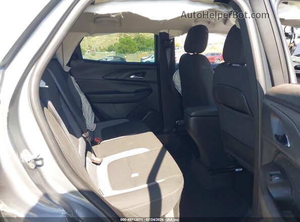 KL79MMS21PB104607 2023 CHEVROLET TRAILBLAZER Gray Widok naklejki z numerem VIN